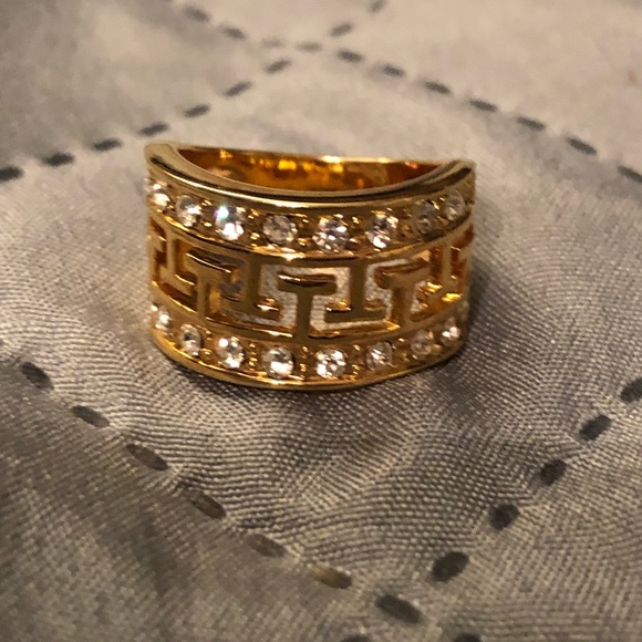 Jewelry - 🌺$8 🌺 Beautiful Gold &crystal ring size 7 NEW